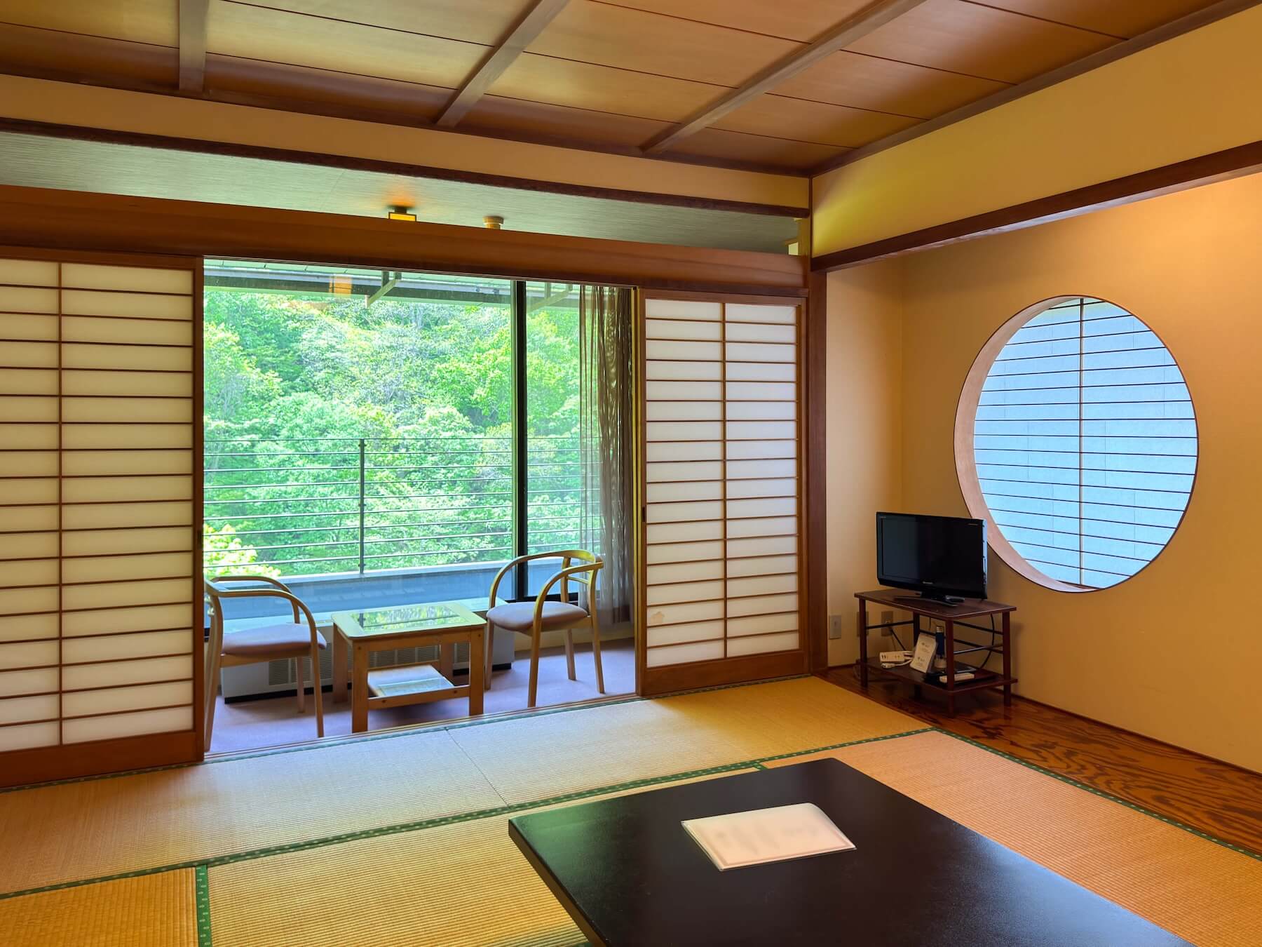 松川渓谷を望む平野屋旅館の和室