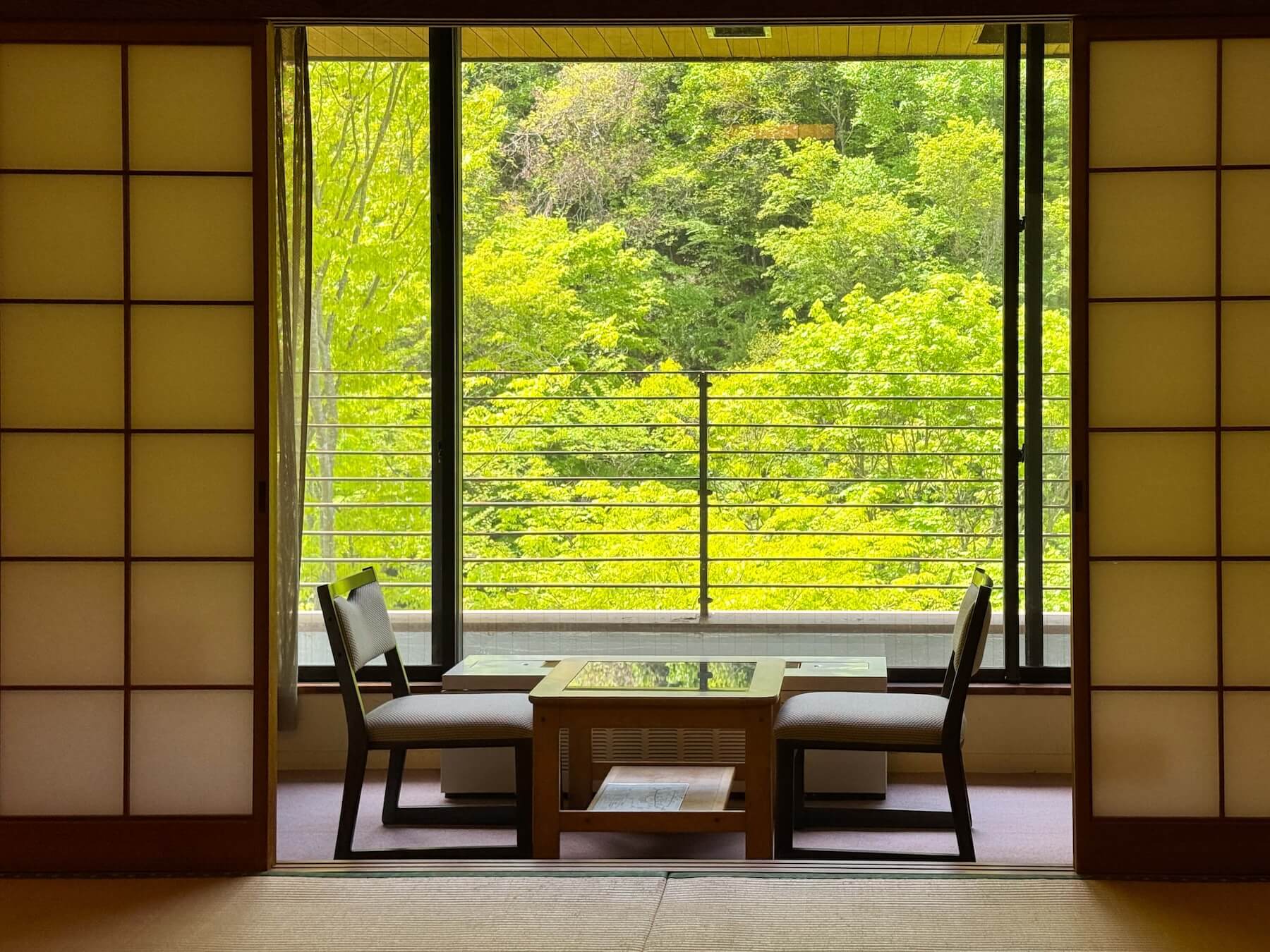 松川渓谷を望む平野屋旅館の和室