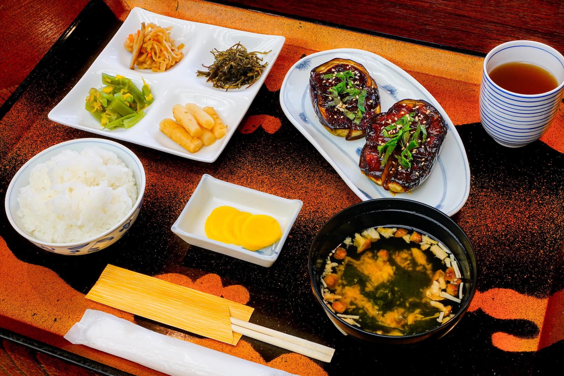 信州みそのなす田楽を中心とした平野屋旅館の朝食