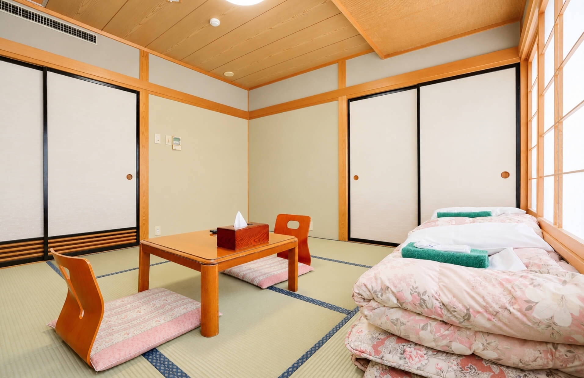 Japanese-style guest room at Tsukimi-no-Yu Yamaichiya