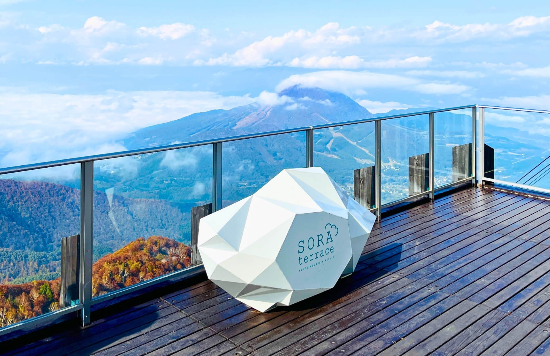 Mountains and a sea of clouds viewed from SORA terrace