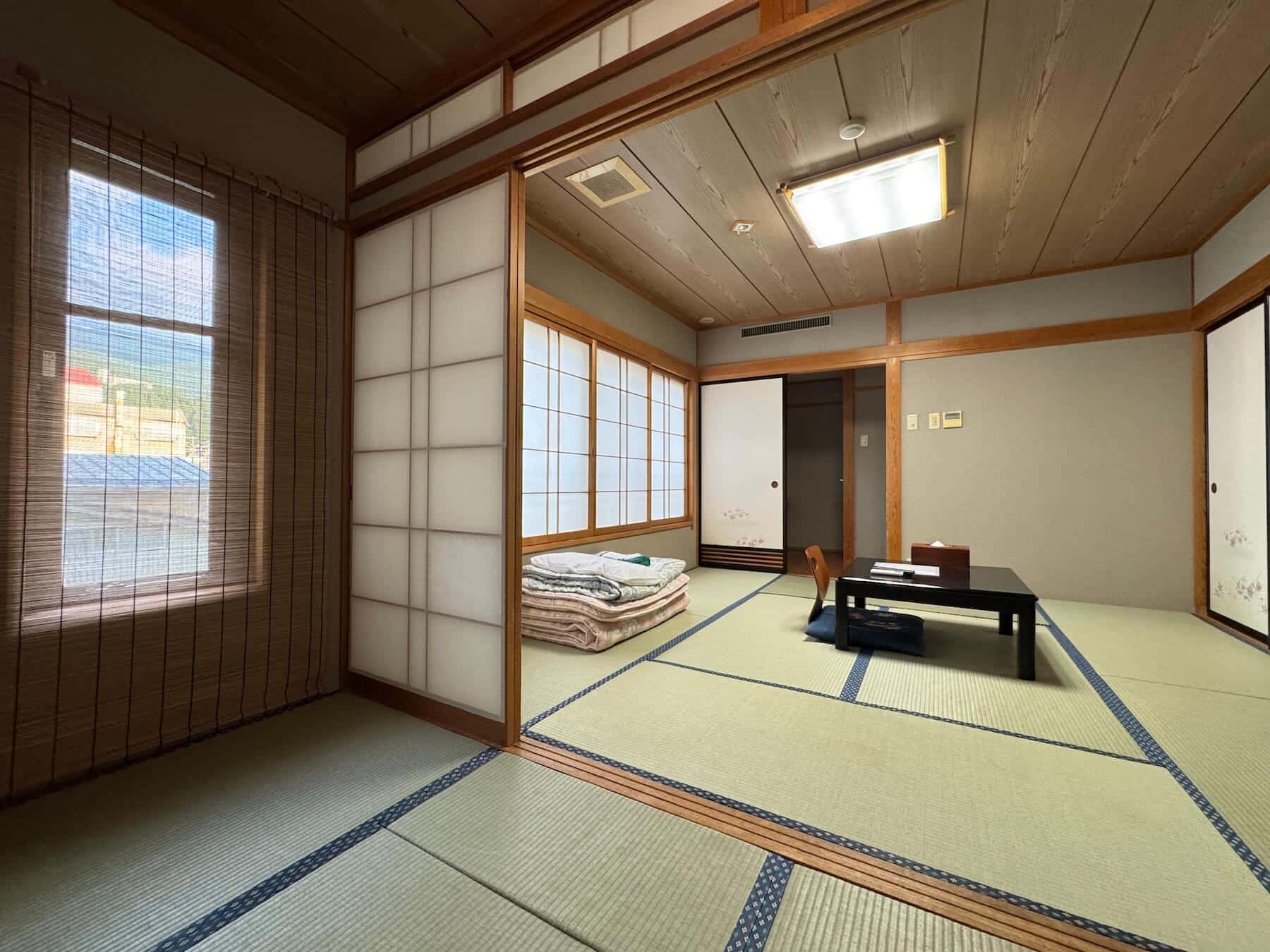 月見の湯 山一屋の落ち着いた畳の和室
