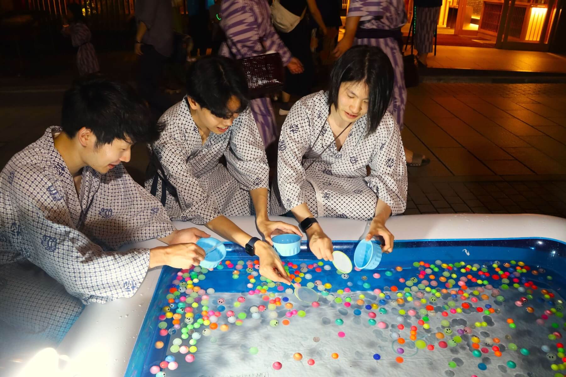 夏祭りを楽しむ夜の渋温泉街